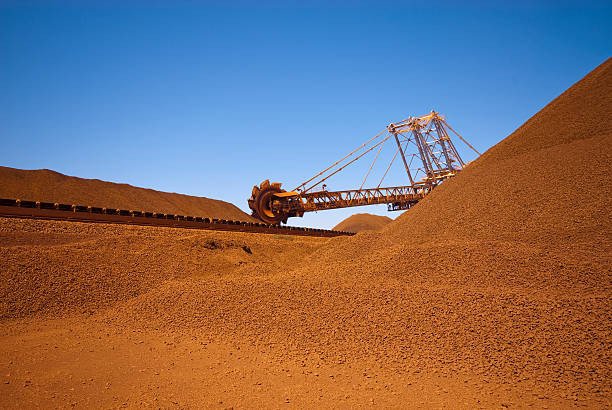 iron ore site reclaimer large reclaimer at a bulk loading facility in Western Australia stacker stock pictures, royalty-free photos & images