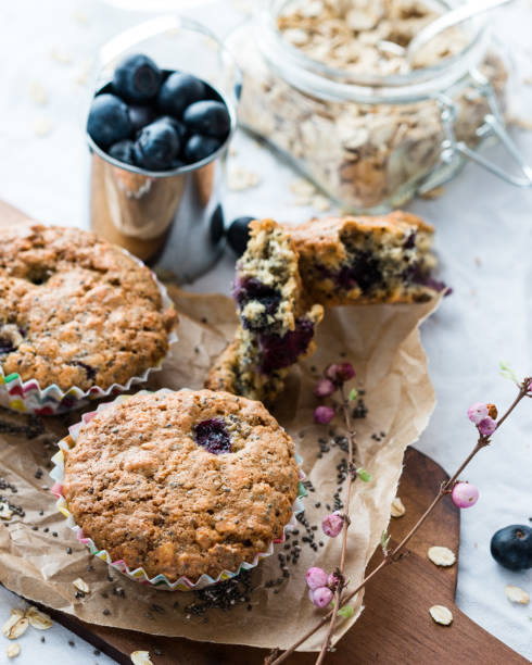 hausgemachte-gesunden haferflocken muffins mit heidelbeeren auf einem weißen tisch - muffin blueberry muffin blueberry food stock-fotos und bilder