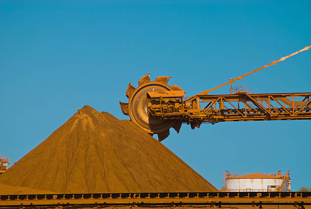 mineral metálico reclaimer en la carga del - reclaimer fotografías e imágenes de stock