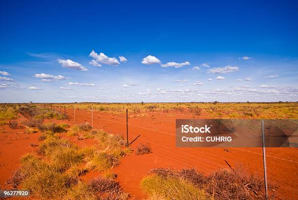 Ogrodzenie W Pilbara - zdjęcia stockowe i więcej obrazów Australijski Outback - Australijski Outback, Ogrodzenie - Granica, Bez ludzi