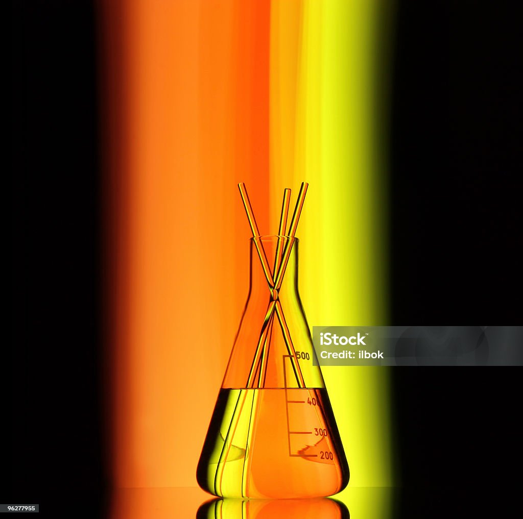 Лабораторная стеклянная посуда - Стоковые фото Жидкоcть роялти-фри