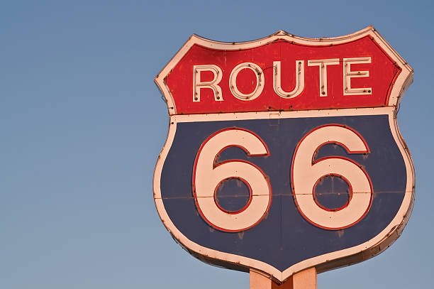 route 66 schild bei sonnenuntergang - route 66 road number 66 highway stock-fotos und bilder