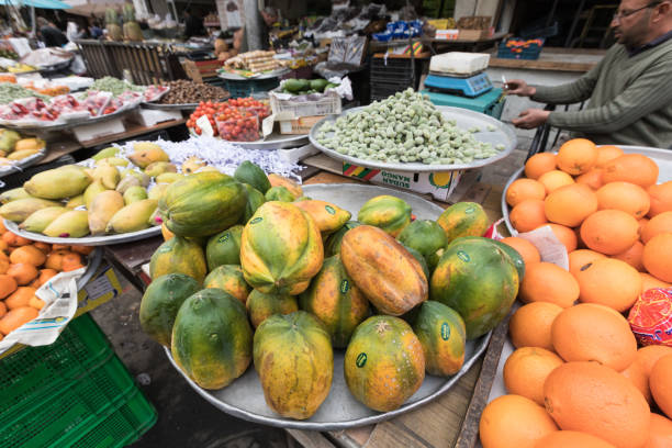 mercato della frutta ad amman, jordan souq - jordan amman market people foto e immagini stock