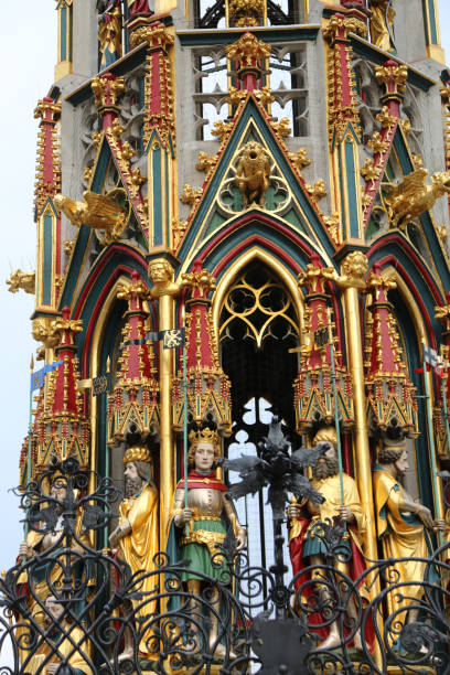 bella fontana chiamata anche schoner brunnen in lingua tedesca con molte figure di santi - schoner brunnen foto e immagini stock