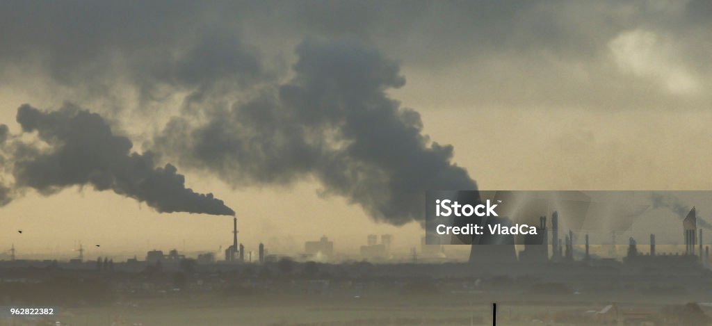 Pollution de l’air industriel - usines près de Middlesbrough libérant fument dans l’environnement - Photo de Pollution libre de droits