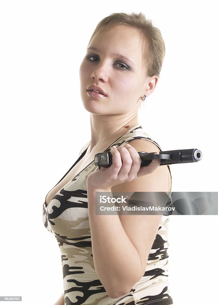 La giovane donna con la pistola - Foto stock royalty-free di Adulto