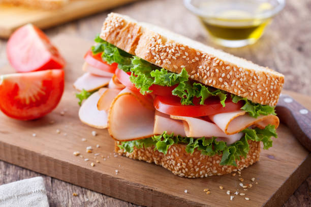 geräuchertem türkei und tomaten-sandwich - sandwich healthy eating bread snack stock-fotos und bilder