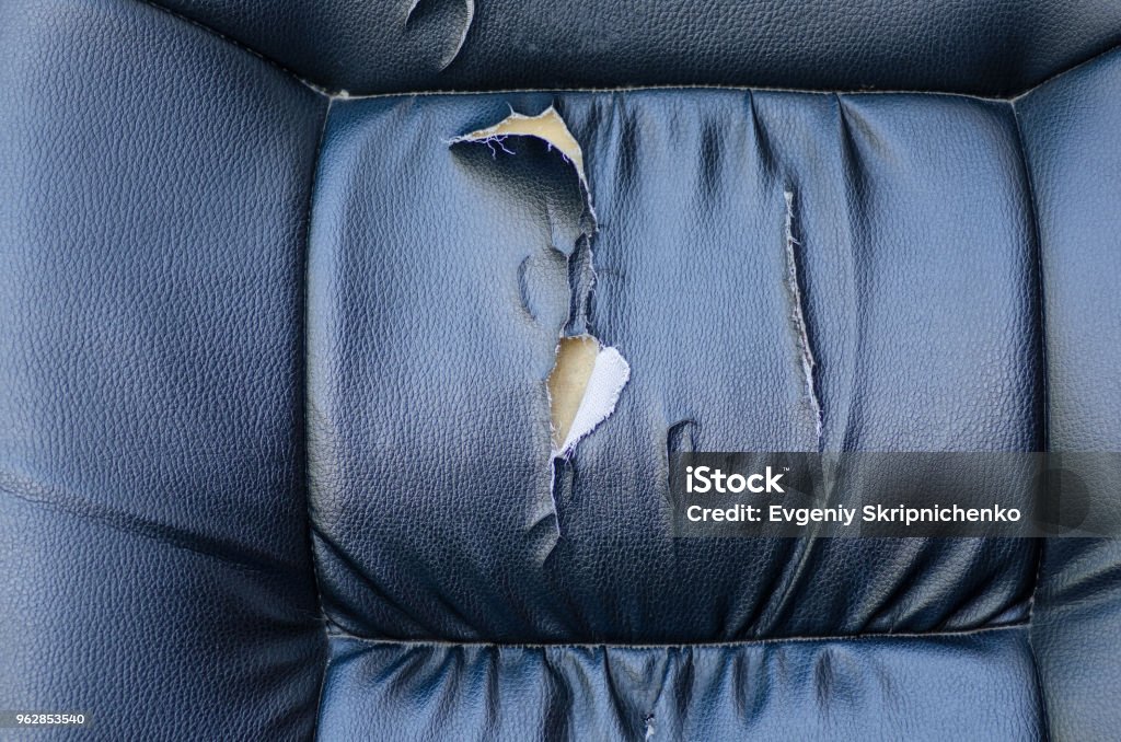 撕裂的汽車座椅黑色 - 免版稅皮革圖庫照片