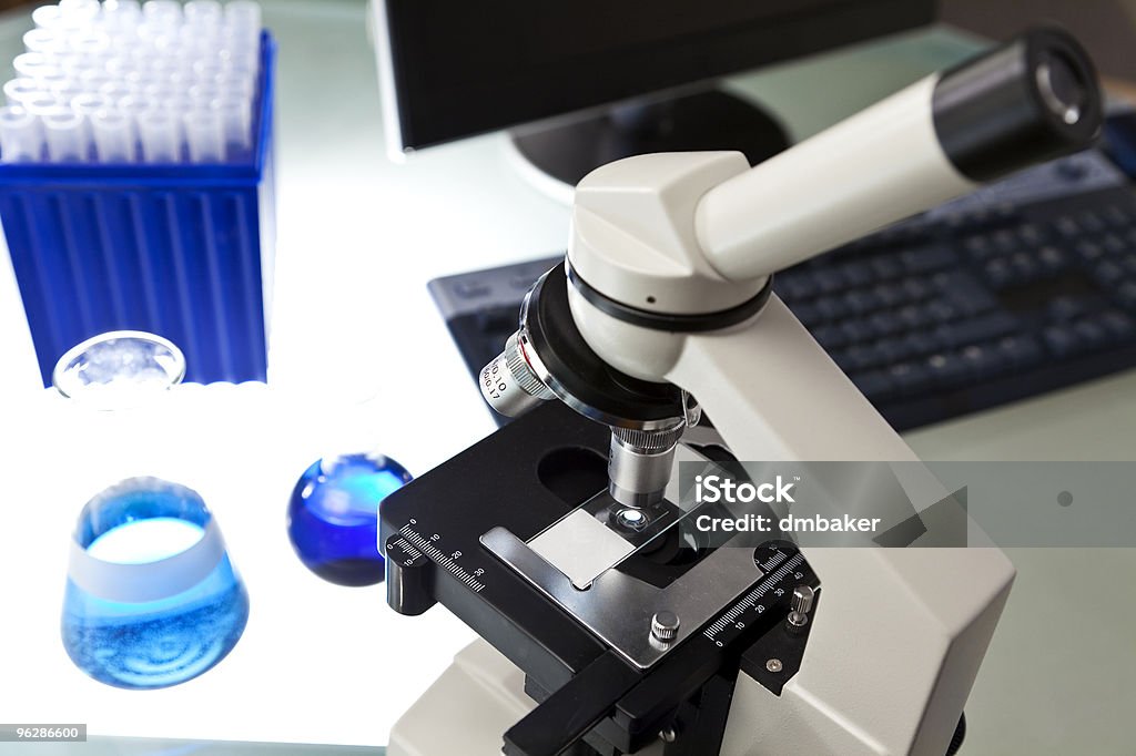 Microscopio, informáticos y equipos de laboratorio de investigación científica en - Foto de stock de Analizar libre de derechos