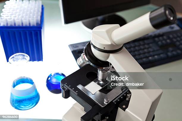 Microscopio Informáticos Y Equipos De Laboratorio De Investigación Científica En Foto de stock y más banco de imágenes de Analizar