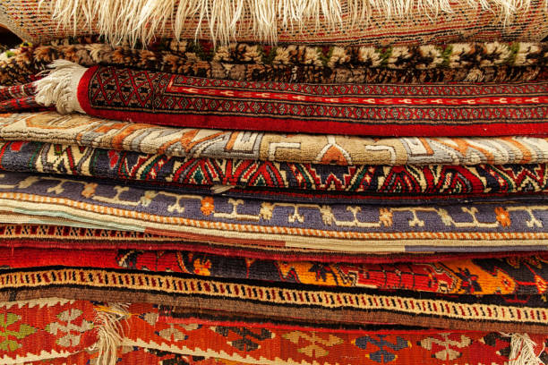 tapis d’orient dans la rue commerçante - carpet rug persian rug persian culture photos et images de collection