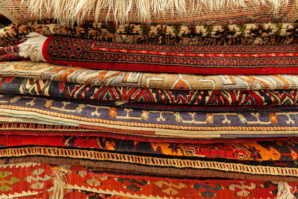 tappeti orientali nel mercato di strada - carpet rug persian rug persian culture foto e immagini stock