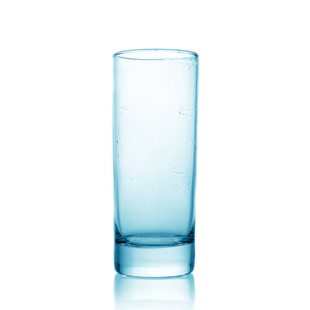 白い背景の上のガラスのタンブラー。背の高いグラス、h20 - h20 ストックフォトと画像