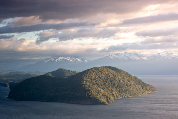 patagonia wschód słońca nad jeziorem nahuel huapi - bariloche chile lake nahuel huapi lake zdjęcia i obrazy z banku zdjęć