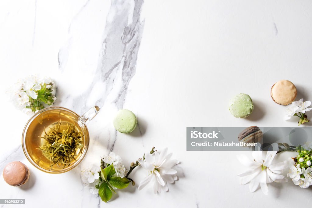 Tee mit Frühlingsblumen - Lizenzfrei Bildhintergrund Stock-Foto