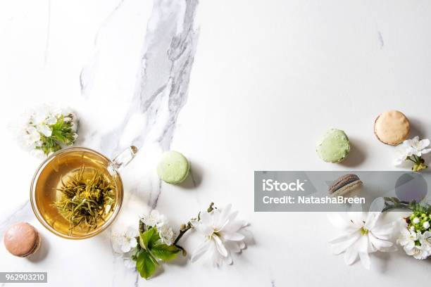 Tee Mit Frühlingsblumen Stockfoto und mehr Bilder von Bildhintergrund - Bildhintergrund, Magnolien, Ast - Pflanzenbestandteil
