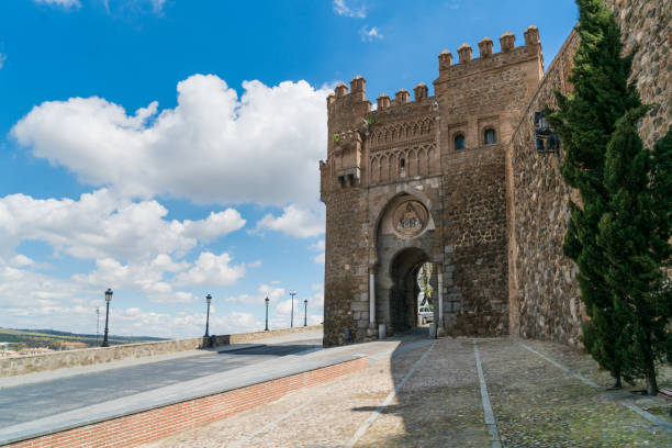 puerta de valmardón nella storica città di toledo con bel cielo a toledo vicino a madrid, in spagna. - alcantara bridge foto e immagini stock