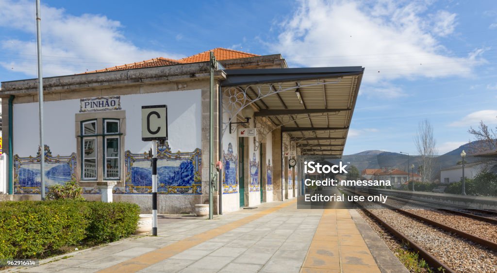 Azulejos na estação ferroviária de Pinhao, vale do Douro, Portugal - Foto de stock de O Douro royalty-free