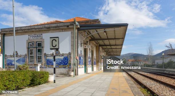 Foto de Azulejos Na Estação Ferroviária De Pinhao Vale Do Douro Portugal e mais fotos de stock de O Douro