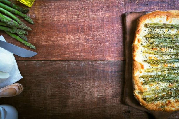 asparagus green pizza with herbs and mozzarella - fochaccia imagens e fotografias de stock