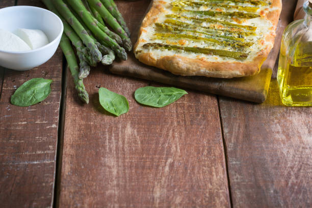 asparagus green pizza with herbs and mozzarella - fochaccia imagens e fotografias de stock