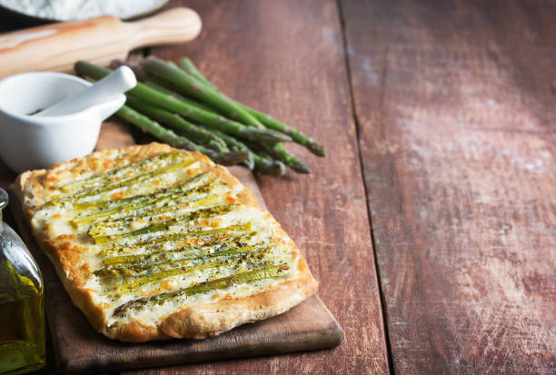 asparagus green pizza with herbs and mozzarella. copy space - fochaccia imagens e fotografias de stock