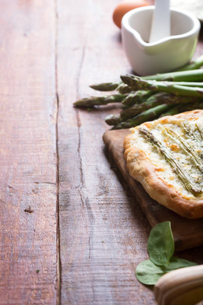 asparagus green pizza with herbs and mozzarella - fochaccia imagens e fotografias de stock