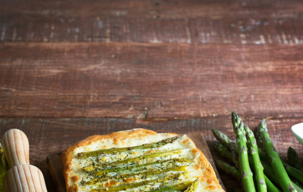 asparagus green pizza with herbs and mozzarella - fochaccia imagens e fotografias de stock