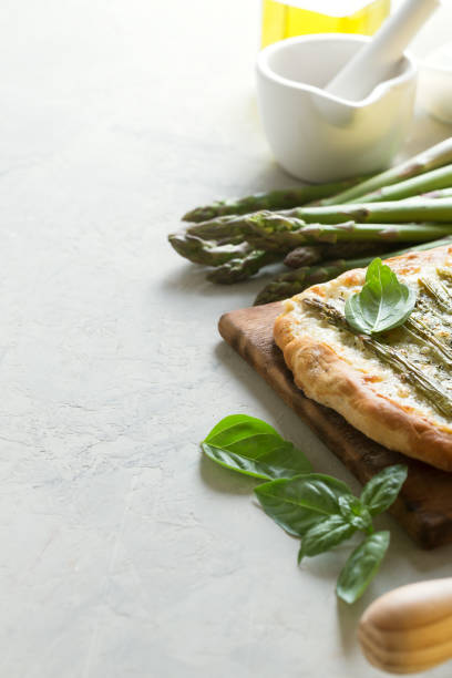 asparagus green pizza with herbs and mozzarella - fochaccia imagens e fotografias de stock