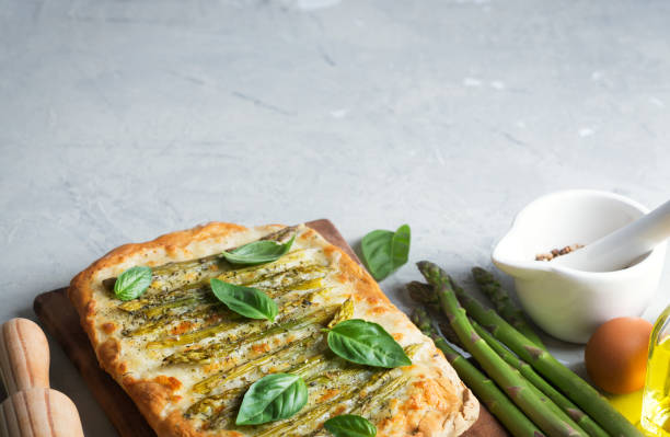 asparagus green pizza with herbs and mozzarella - fochaccia imagens e fotografias de stock