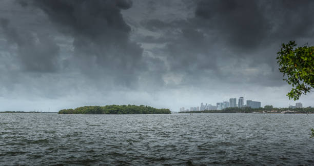 sormy miami - florida weather urban scene dramatic sky imagens e fotografias de stock