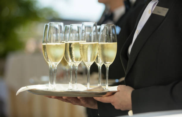 идеальное обслуживание - butler champagne service waiter стоковые фото и изображения