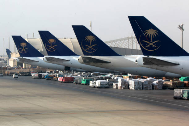 b747 frachter flotte in jeddah - boeing 747 fotos stock-fotos und bilder