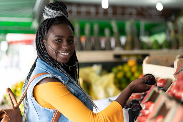 istock Woman choosing fruits on feira 962965642