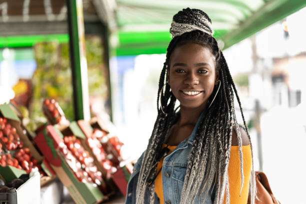 istock Woman choosing fruits on feira 962965900