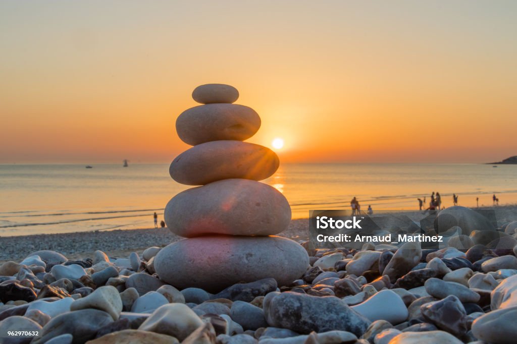 Cailloux Zen sur un coucher de soleil plage - Photo de Beauté libre de droits Cailloux Zen sur un coucher de soleil plage - Photo de Beauté libre de droits