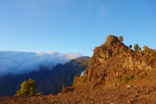 landscape of a hiking trail gr131 ruta de los volcanes during sunset leading from fuencaliente to tazacorte on la palma, canary islands, spain - la fuencaliente imagens e fotografias de stock