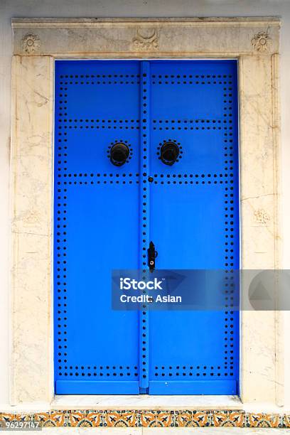 Azul De Puerta Foto de stock y más banco de imágenes de Aldaba - Aldaba, Aldea, Arabesco - Estilo