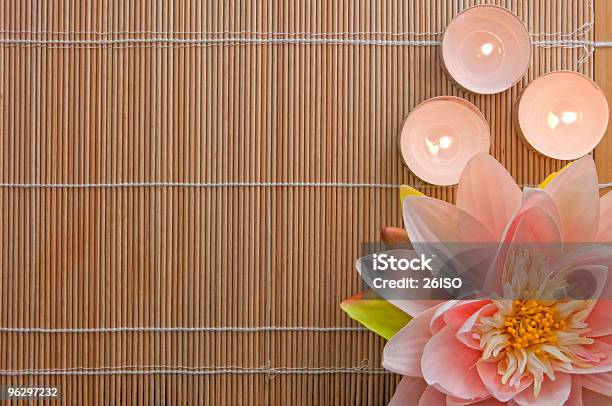 Lotus Blumen Und Kerzen Auf Bambus Spahintergrund Mit Copyspace Stockfoto und mehr Bilder von Draufsicht