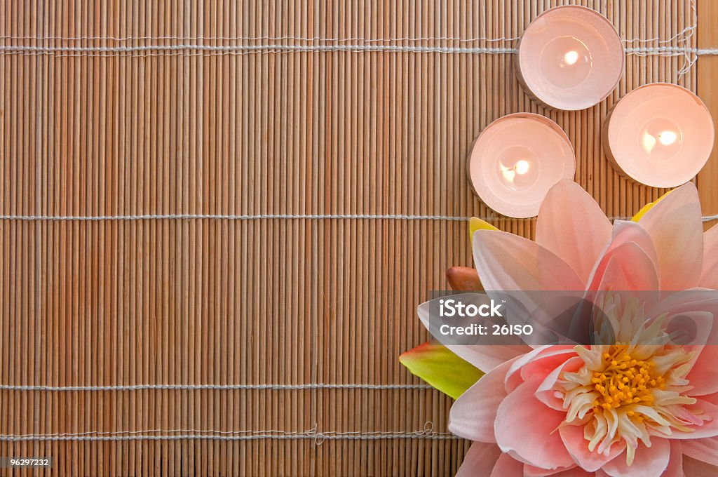 Fiore di loto e candele su sfondo di bambù, SPA, con spazio per il testo - Foto stock royalty-free di Veduta in pianta