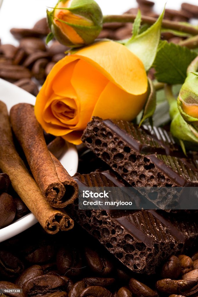 Cioccolato, caffè, stecche di cannella e giallo fiori - Foto stock royalty-free di Alimentazione non salutare