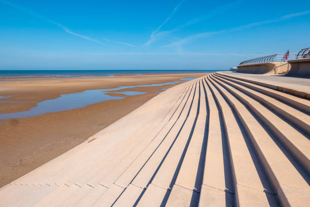 passeggiata a gradini sulla spiaggia di blackpool, lancashire - sea defence concrete foto e immagini stock