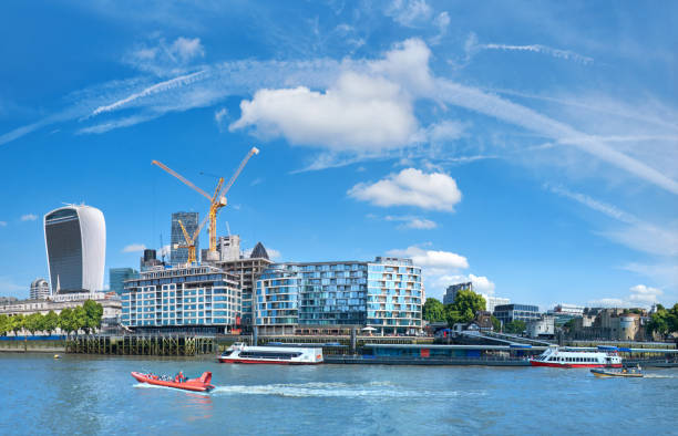 강 thames의 은행에 사무실 블록 건설의 런던 개발: 파노라마 이미지 - crane skyline uk tower of london 뉴스 사진 이미지