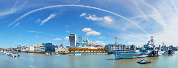 ロンドン、明るい日にテムズ川ロンドンのスカイラインを一望 - crane skyline uk tower of london ストックフォトと画像