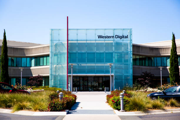 eingang zu western digital corporation (wdc) büro in milpitas, kalifornien - clear sky flash stock-fotos und bilder