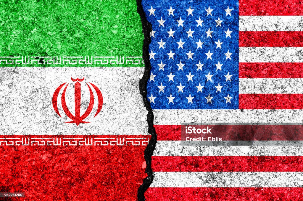 Flagge von Iran und USA gemalt auf rissige Wand Hintergrund/Iran versus USA-Konflikt-Konzept - Lizenzfrei Iran Stock-Foto