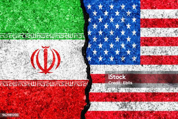 Flagge Von Iran Und Usa Gemalt Auf Rissige Wand Hintergrundiran Versus Usakonfliktkonzept Stockfoto und mehr Bilder von Iran