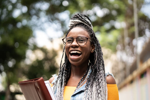 studente/insegnante afro in movimento - african descent confidence african culture education foto e immagini stock