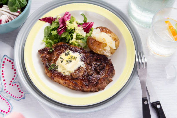 牛ステーキ、ベイクド ポテト、サラダ - sirloin steak baked potato beef gourmet ストックフォトと画像
