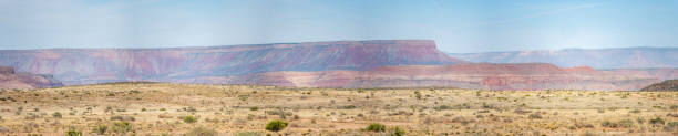 vista di dust tornado su campo aperto con grande montagna rossa sullo sfondo - canyon plateau large majestic foto e immagini stock